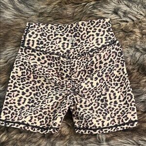 Signature Scrunch Midway Shorts Yellow Leopard Print, Muscle Nation size small